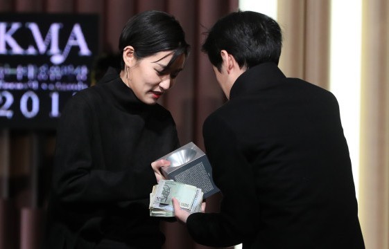 歌手Lang Lee获奖后发表了与众不同的获奖感言
