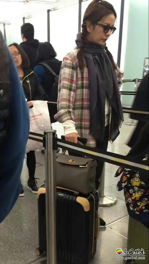 日前赵薇官网搜赵薇赵薇携女儿小四月前往武汉旅游