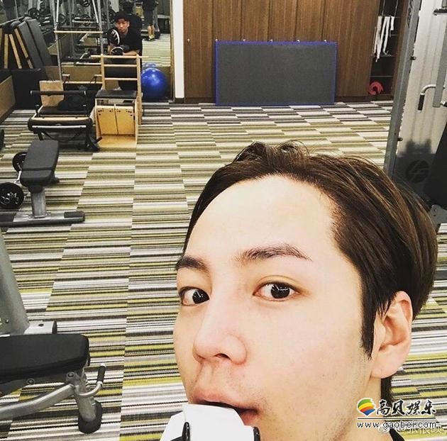 韩国演员张根硕在微博晒出一张自拍照