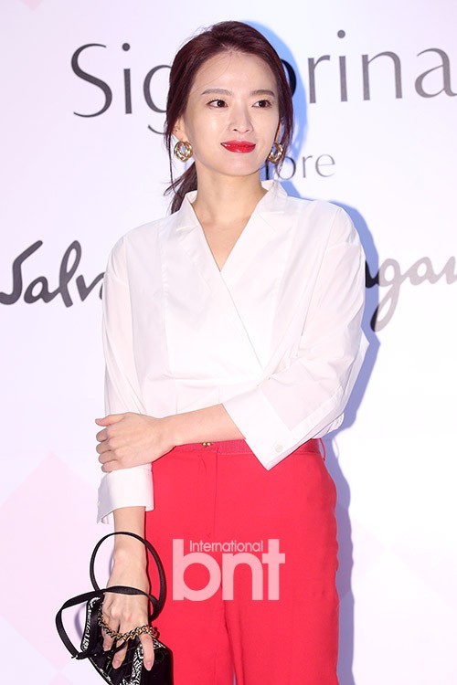 韩国演员千玗嬉等出席了在首尔龙山区举行的某品牌活动