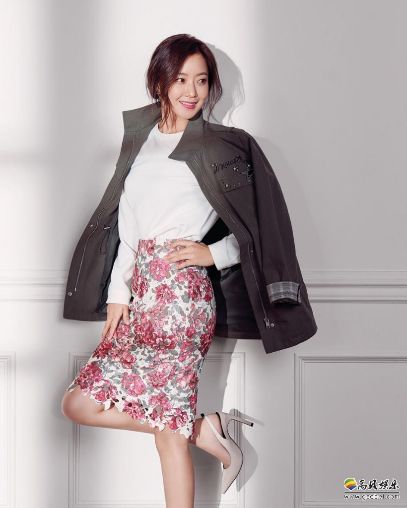 金喜善近日为某女装品牌拍摄了最新春装宣传照