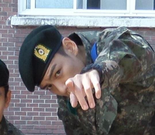 BigBang成员TOP在军队服兵役的新照公开