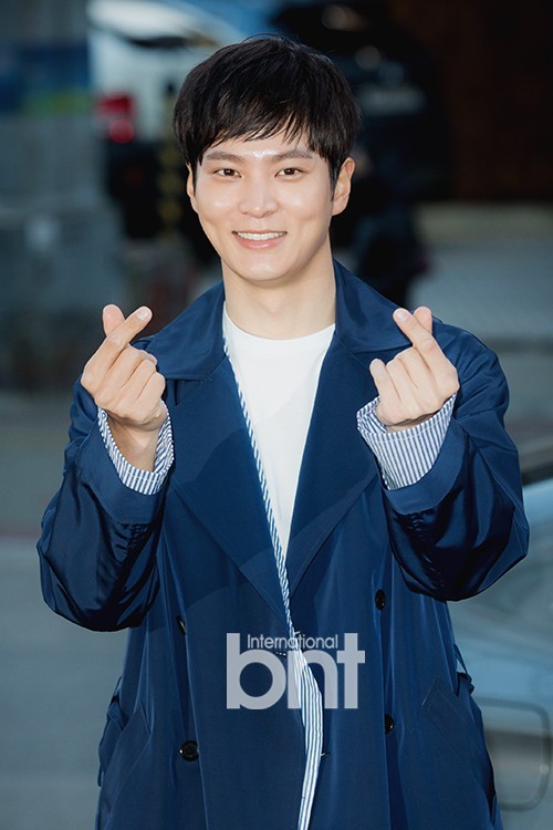 周元最近正式与所属经纪公司Huayi Brothers完成续约