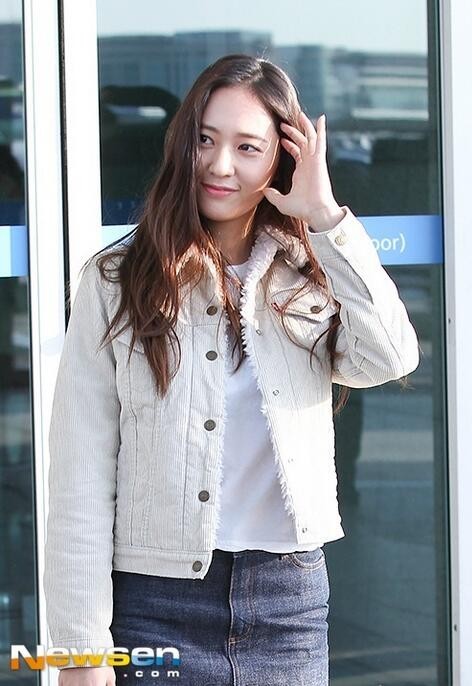 f(x)成员Krystal因为海外行程经由仁川机场前往美国纽约