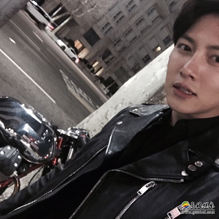 池昌旭分享了一张先前在海外拍摄画报时骑著重机的照片