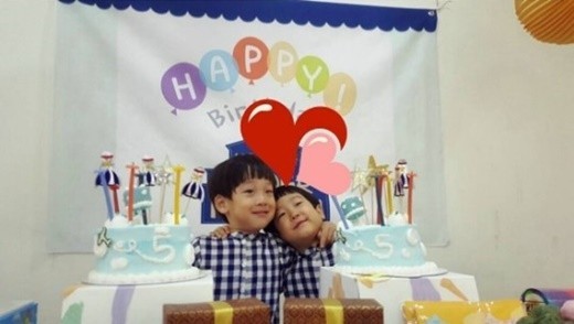 艺人李辉才的儿子书言、书俊在15日迎来5周岁生日