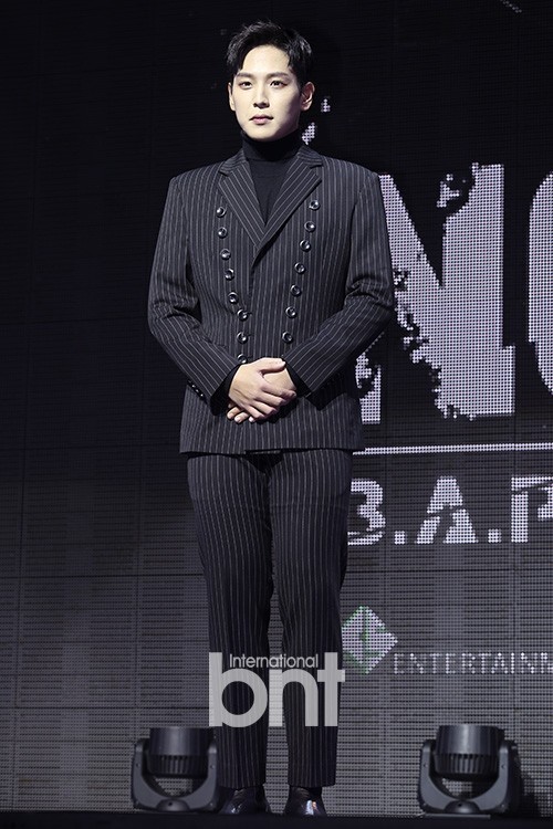 韩国男团B.A.P成员力灿因胸部疲劳性骨折