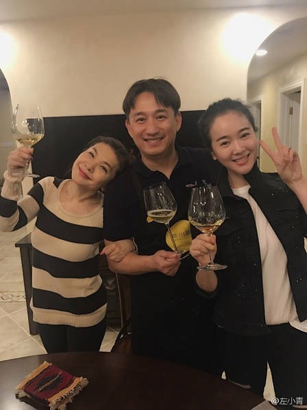 左小青在微博晒出一组做客黄磊家的照片