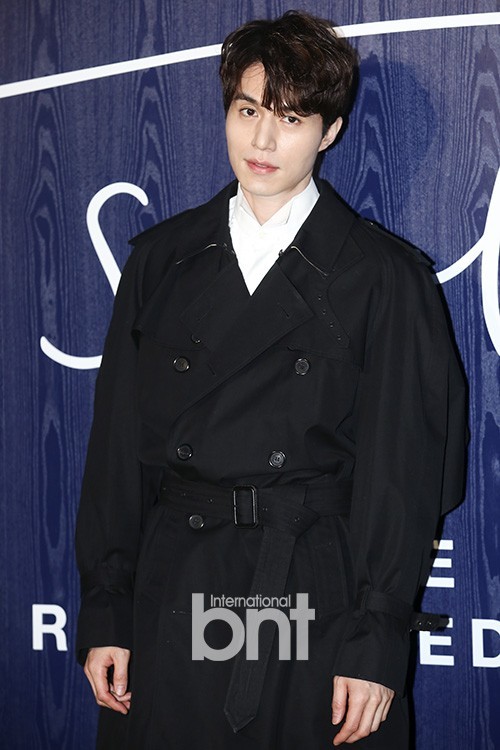 演员李栋旭等出席了某品牌展示会开幕活动