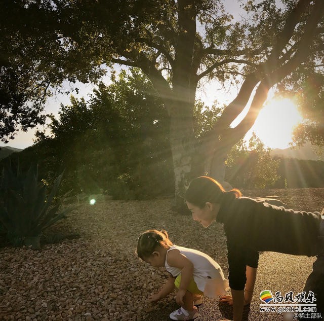 章子怡在微博上传了一组与女儿醒醒在路边玩石子的照片