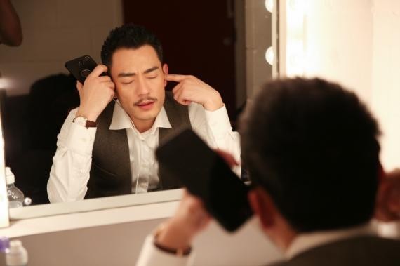 网上曝光一组演员李光洁参加节目的后台照片