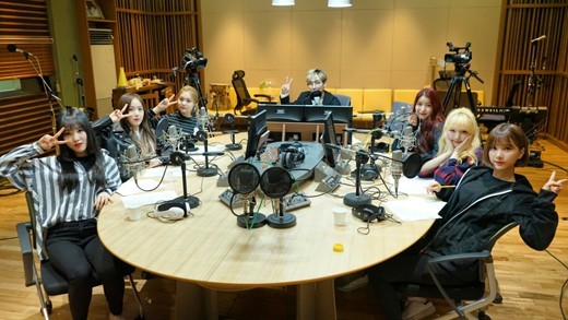 女团GFRIEND做客MBC标准FM电台节目《星光灿烂的夜晚》