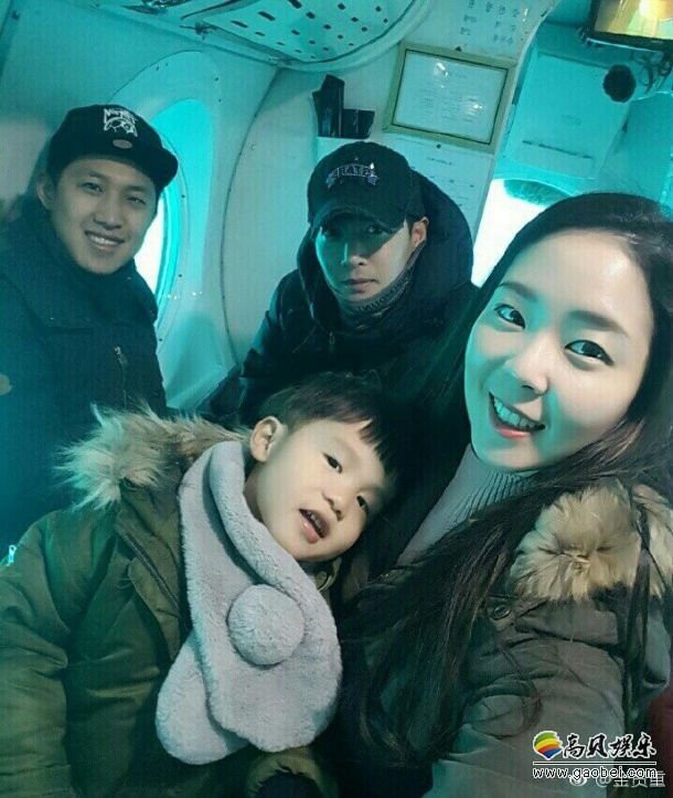 歌手兼演员的金贤重与家人愉快旅行，展露幸福微笑