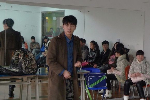 有网友爆料陈晓曾在培训学校担任艺考表演班的老师