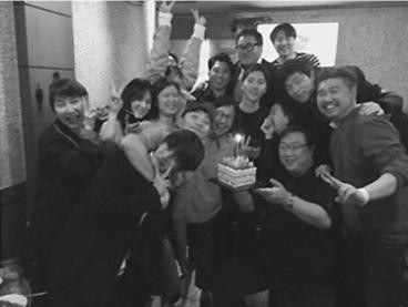 宋慧乔上传了与《太阳的后裔》剧组人员聚餐的照片