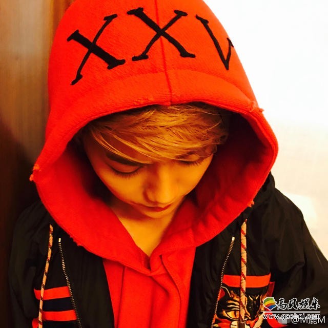 鹿晗在微博晒出一组四连拍，照片中鹿晗一身潮装