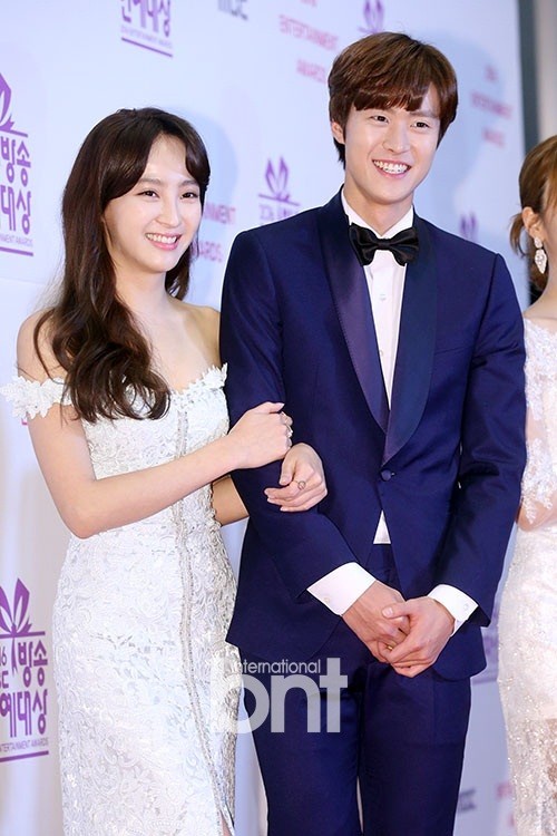 在韩国mbc电视台综艺节目《我们结婚了》中饰演假想夫妻的孔明和