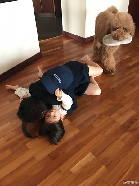 霍思燕在微博晒出自己坐飞机回家后的照片