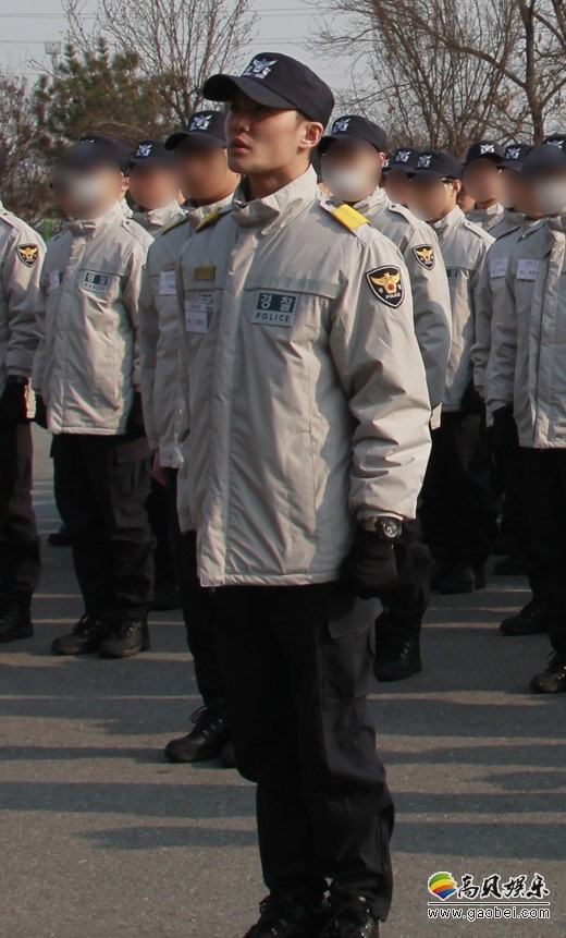 正做为义务警察服役的JYJ成员金俊秀的近照今天在网上曝光