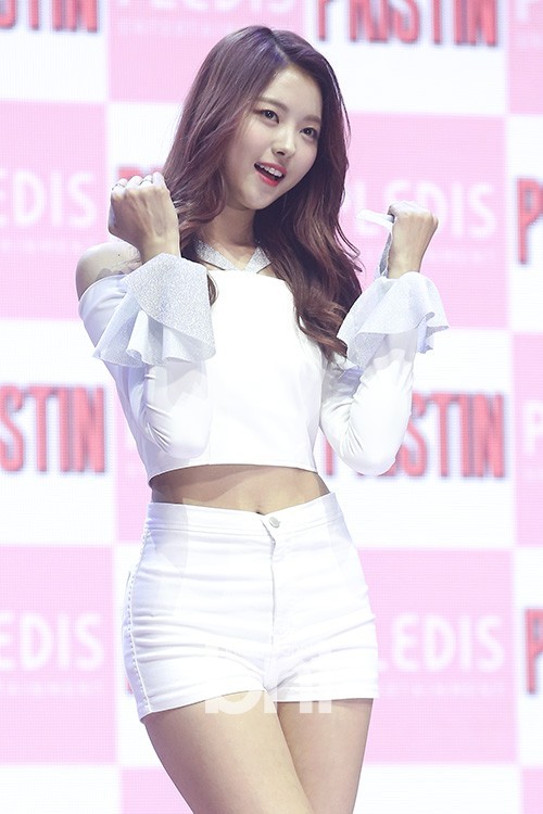 韩国新人女团PRISTIN举行迷你1辑《HI! PRISTIN》发售showcase