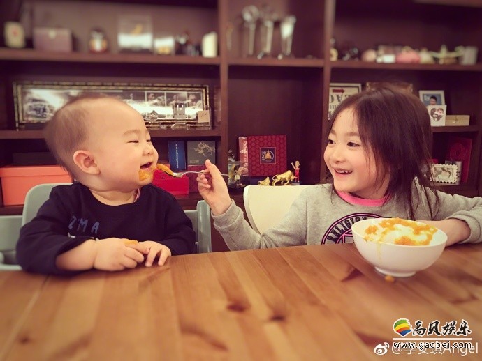 李小鹏妻子在微博晒出奥莉给弟弟喂饭的照片