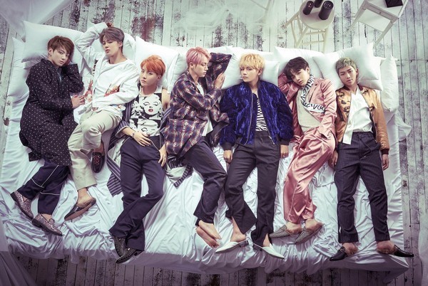 防弹少年团在2月以正规二辑《WINGS》回归乐坛
