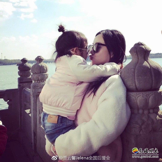 李小璐带着女儿甜馨来颐和园踏青游玩