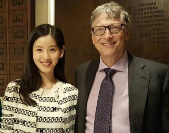 “奶茶妹妹”章泽天在网上晒出与美国企业家比尔盖茨的合照