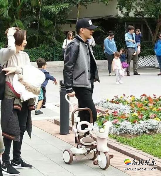 很多媒体拍到刘恺威带爱女小糯米去机场送别杨幂的照片