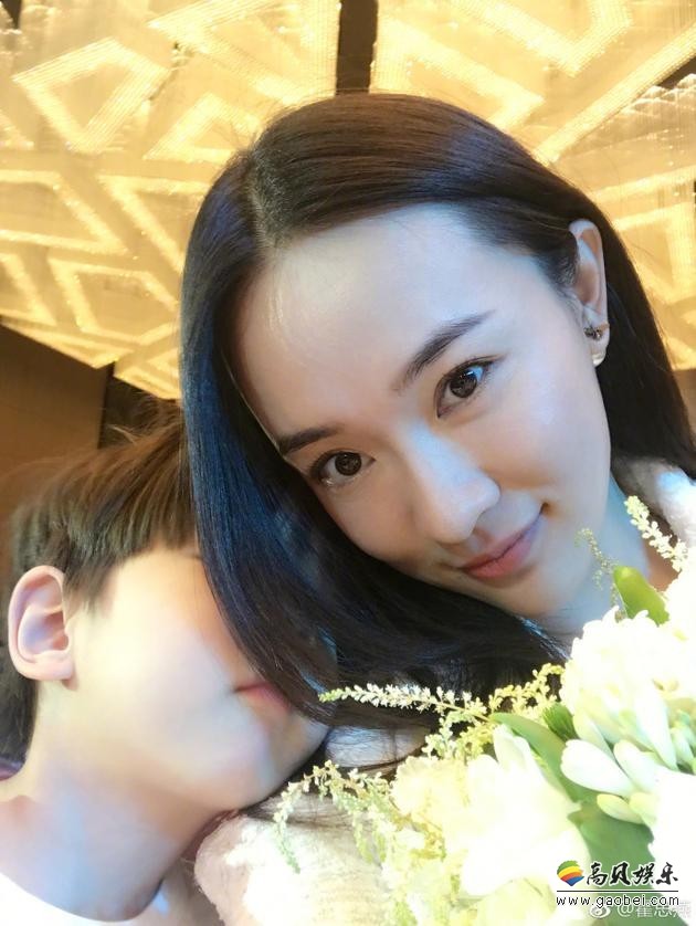 霍思燕在微博晒出一组带儿子嗯哼参加好友婚礼的照片
