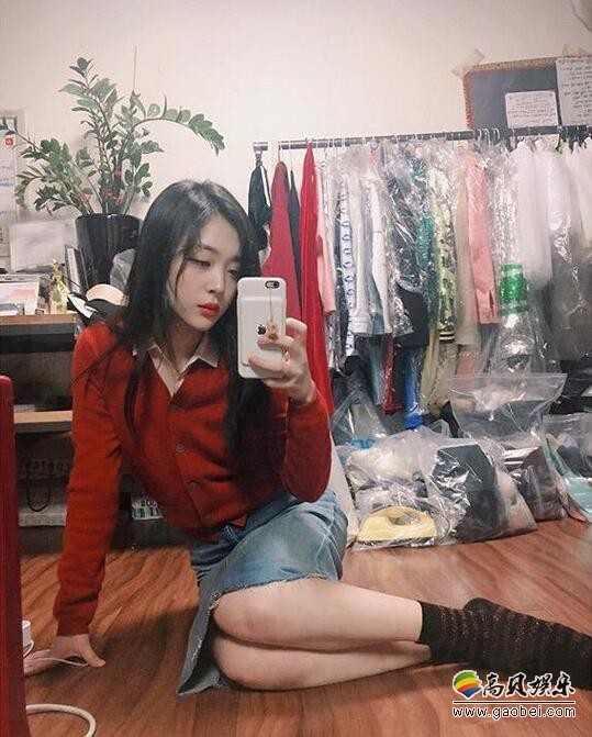 韩国女星崔雪莉在个人社交网站晒出一组美图