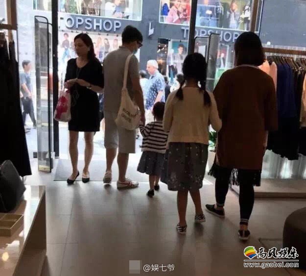 有网友在香港街头偶遇黄磊一家四口在逛街