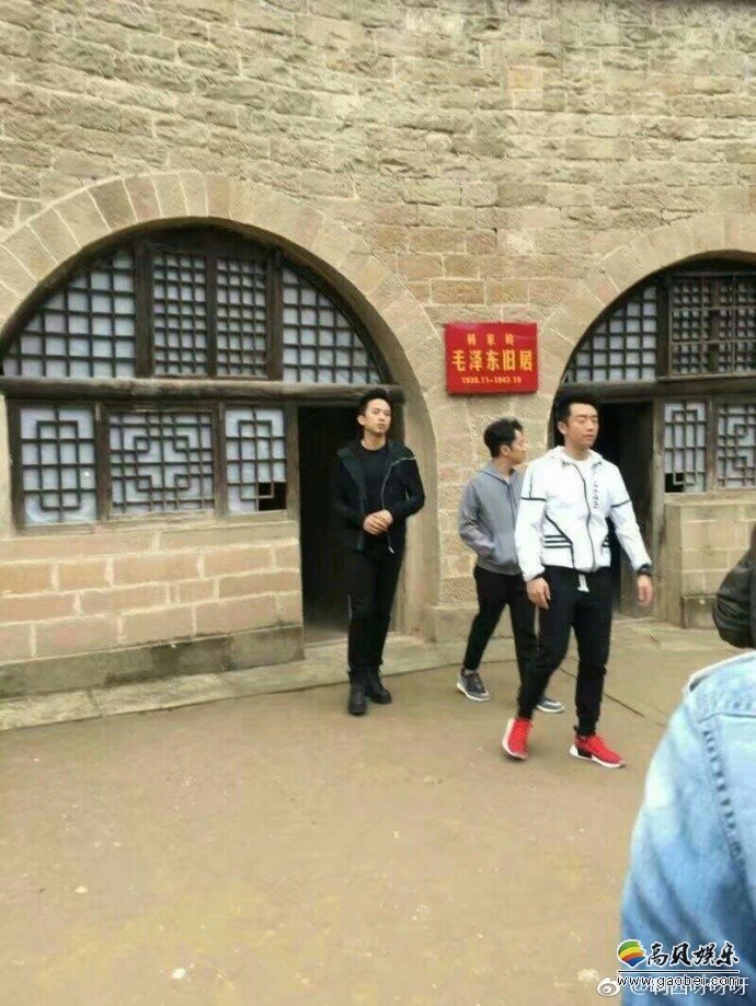《奔跑吧》在延安录制，鹿晗一路憨笑黄发亮眼