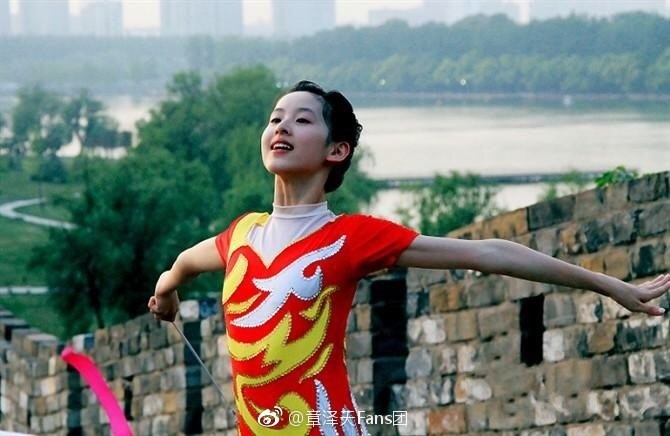 奶茶妹妹章泽天在2014年南京青奥会期间拍摄一组艺术照曝光