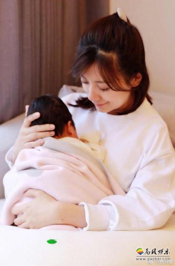 贾静雯通过微博晒怀抱小女儿的照片