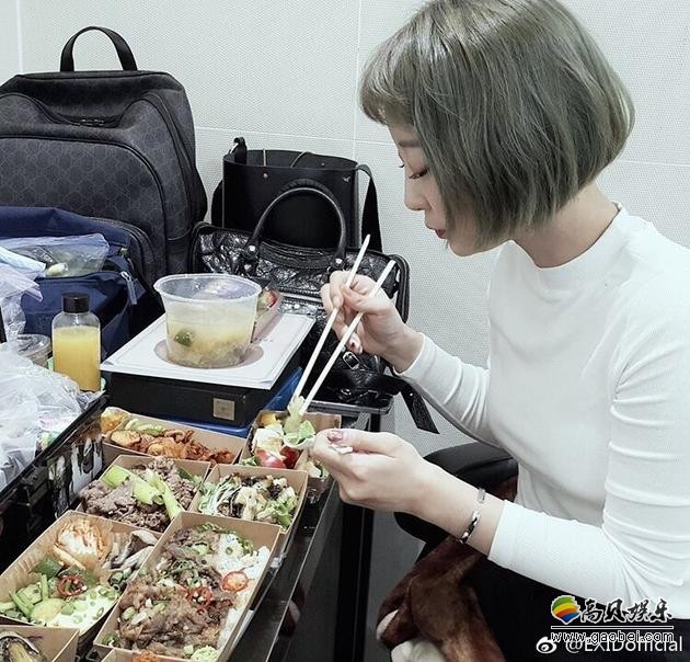韩国女团EXID在微博晒出台下准备演出的照片