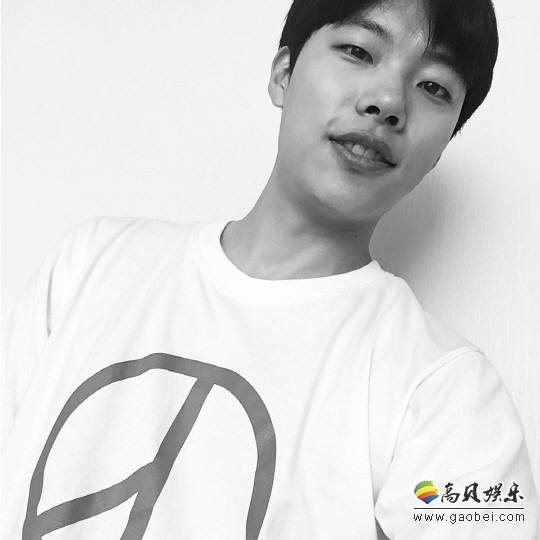 演员柳俊烈通过个人Instagram公开一张自拍照