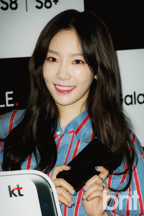 韩国女团少女时代成员泰妍出席了某通信品牌活动