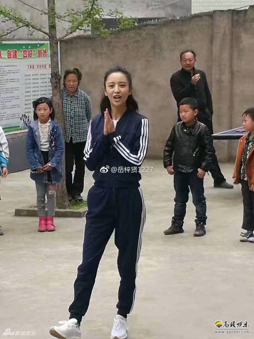 佟丽娅现身四川巴中市南江县慰问留守儿童