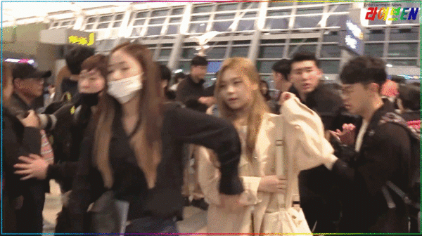 韩国人气女团GFRIEND日前准备出国举办粉丝见面会