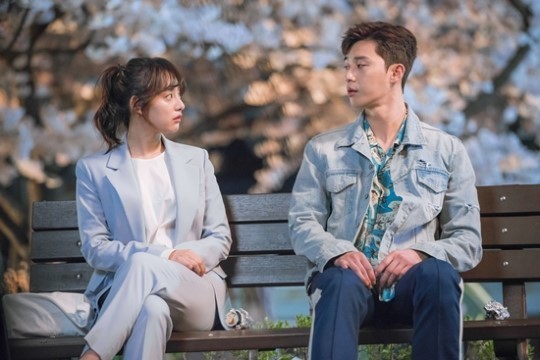 月火新剧《三流之路》日前首次公开了男女主演对视剧照