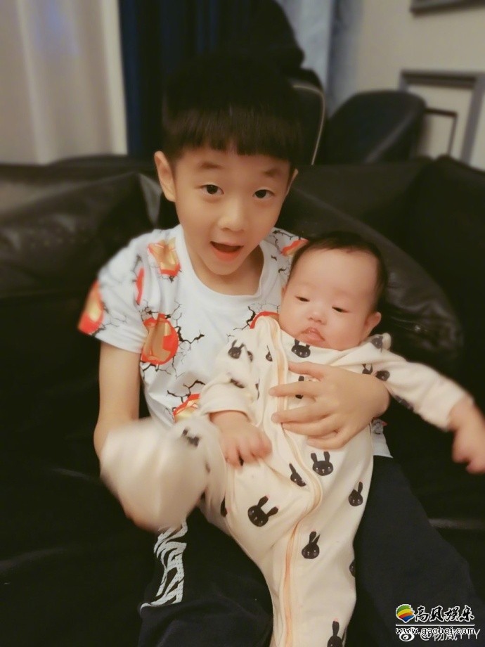 杨威在微博晒出杨阳洋带两个弟弟的照片