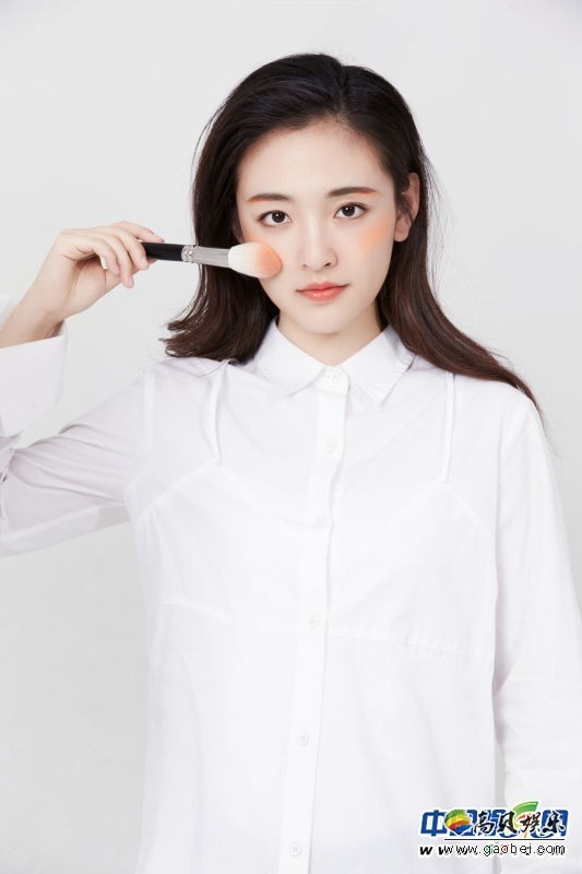 近日，吴倩曝出“落落妆”教程写真