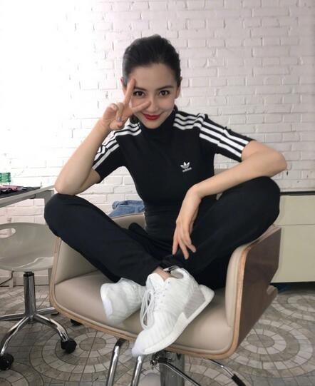 Baby晒出近照，她一身黑衣盘腿坐在椅子上