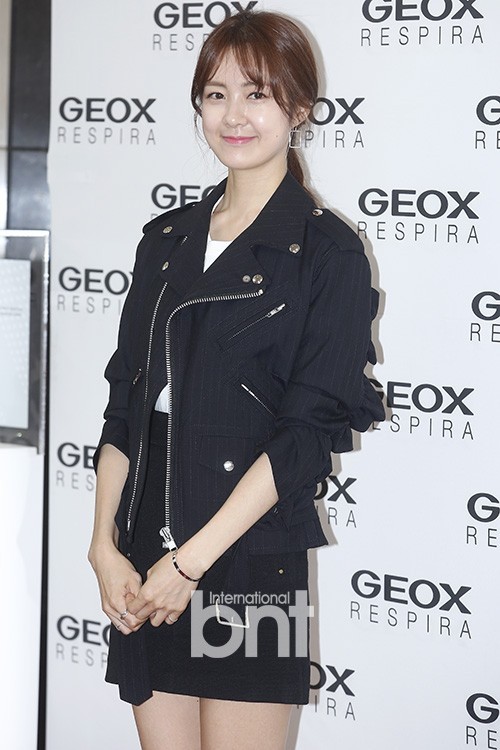 韩国演员李枖原、金玟廷共同出席了某品牌活动