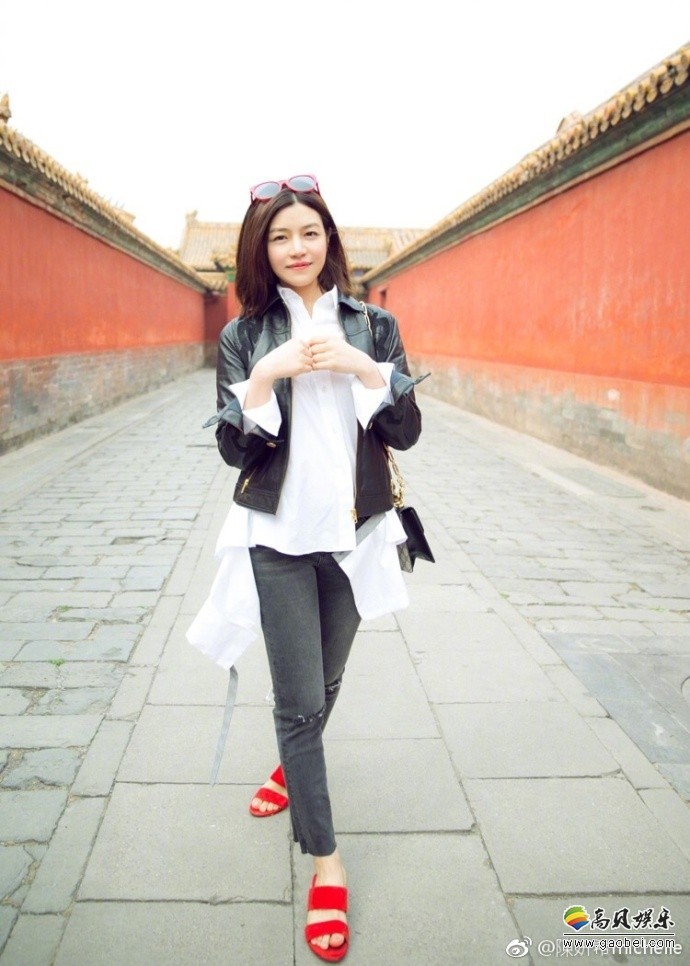 陈妍希在微博上发布了一组自己游览故宫的写真图片