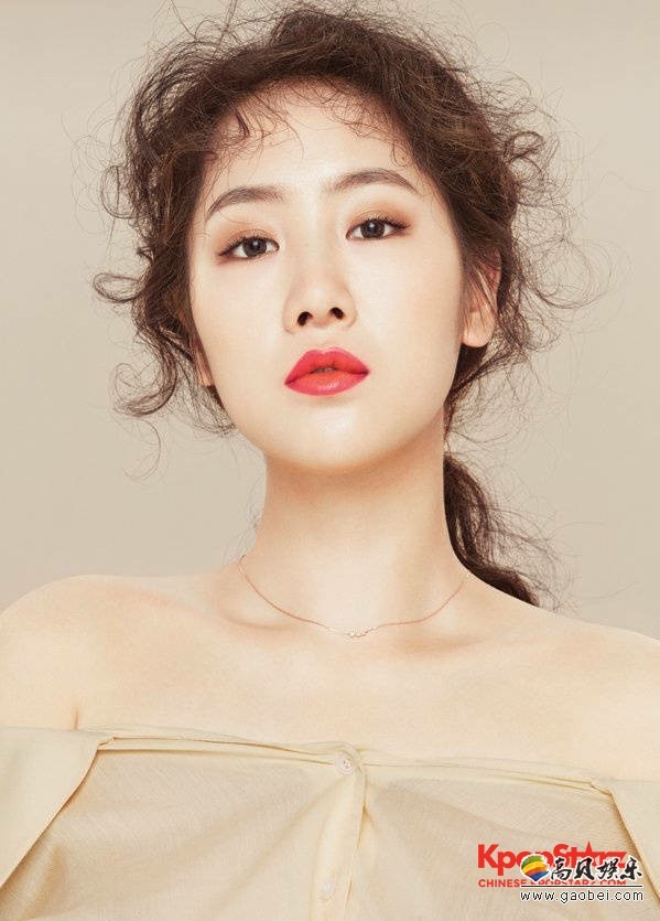 时尚杂志Cosmopolitan公开了与SISTAR成员昭宥合作拍摄的画报