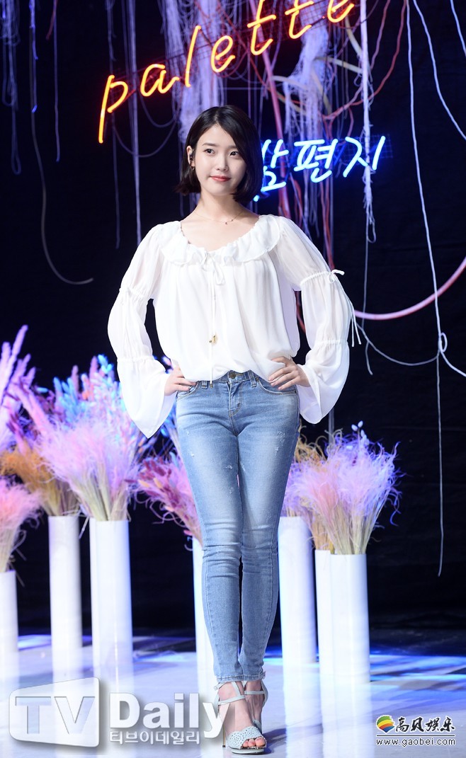 21日下午6点公开的IU第四张正规专辑《Palette》