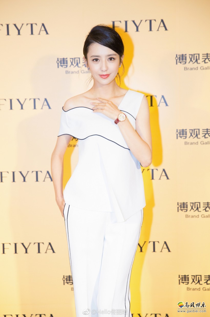 佟丽娅现身西安某商场，一身白色长裙显得美丽妩媚