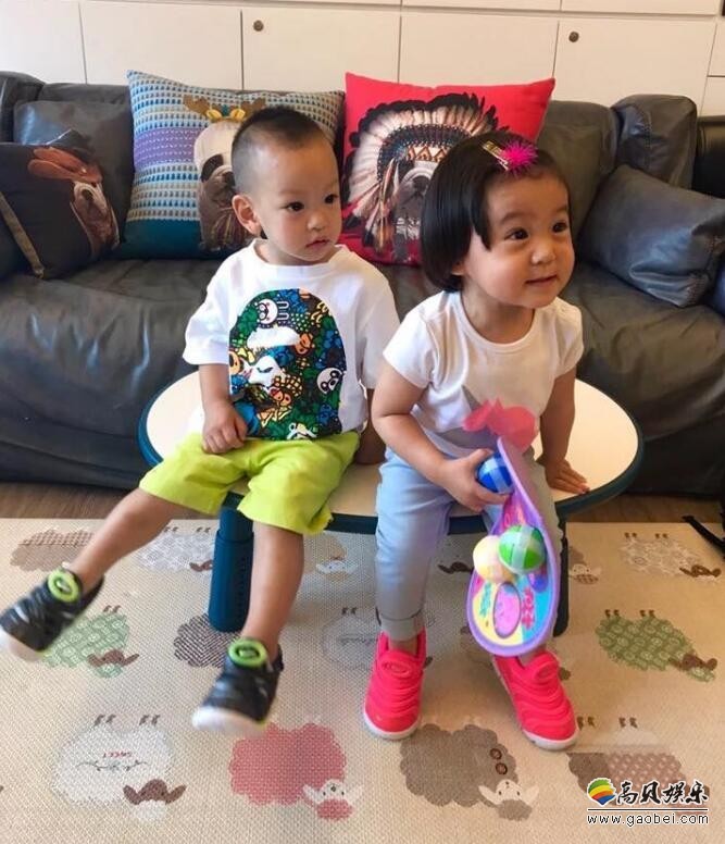 4月22日，修杰楷带着女儿咘咘出去做客